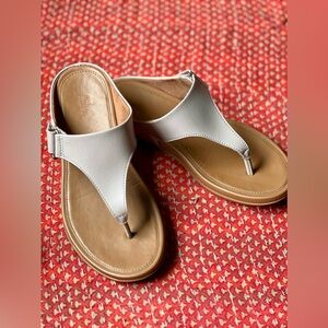 FitFlop Vera vegan leather toe thongs cool taupe size 6